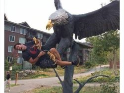 Kumpulan Foto Manusia Satu Frekuensi sama Patung, Posenya Aneh dan Kocak