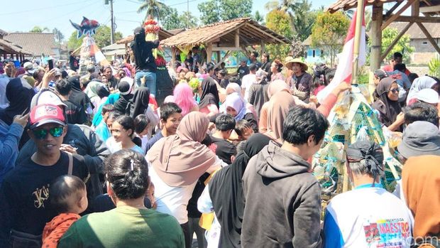 Gunungan Ikan Suasana rebutan gunungan ikan yang berlangsung dalam rangkaian Merti Desa Ngrajek, Kecamatan Mungkid, Kabupaten Magelang, Minggu (30/8/2026).