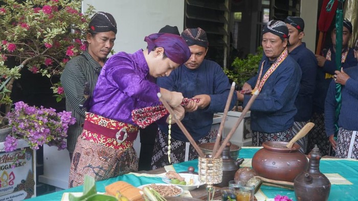 Bupati Trenggalek, Mochamad Nur Arifin saat mengecek pusaka