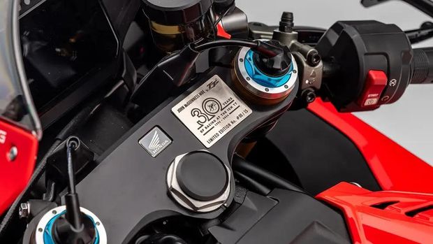 Honda John McGuinness 30th Anniversary Replica CBR1000RR-R Fireblade SP