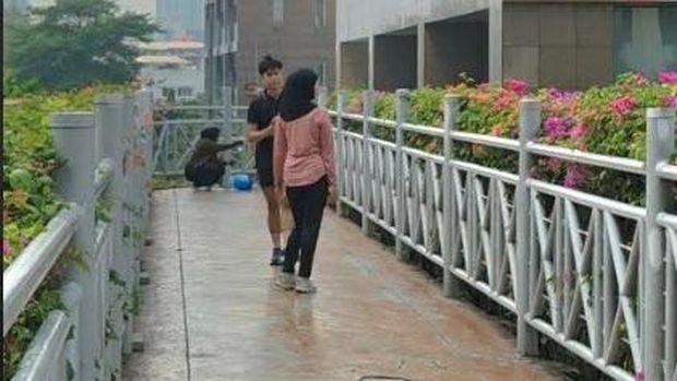 Bunga bugenvil jadi spot foto penduduk di JPO Jalan Sudirman, Minggu (30/8/2026).
