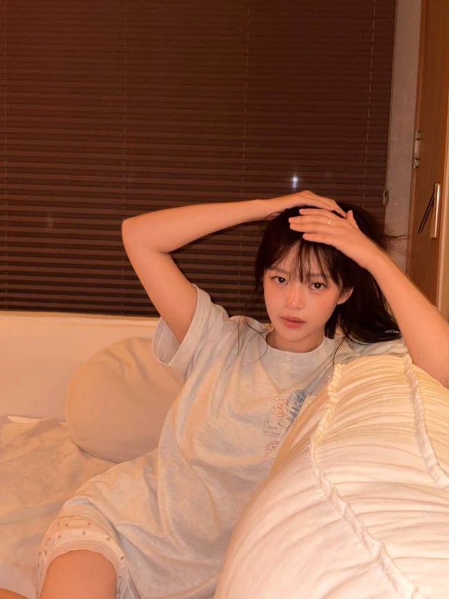 Ia membagikan sejumlah fotonya tampil natural tanpa makeup saat bersantai di rumah, mengenakan busana tidur. Tak sedikit netizen yang menilai Jeongyeon semakin “glow up” sejak bergabung ke agensi barunya Varo Entertainment. Foto: dok. Instagram @jy_piece