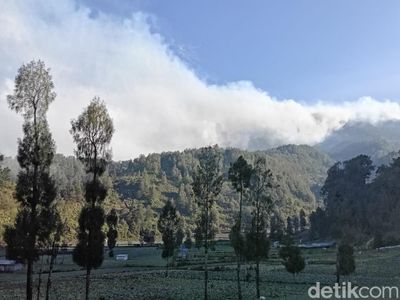 Potret Asap Membumbung di TNBTS, Pendakian Semeru Masih Ditutup
