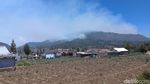 Potret Asap Membumbung di TNBTS, Pendakian Semeru Masih Ditutup