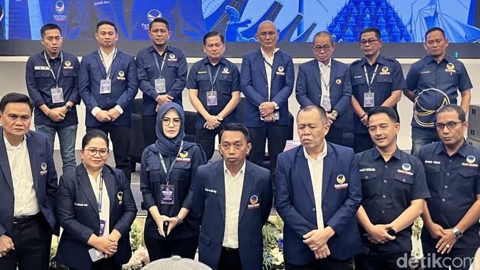 Ketua DPW NasDem Sulsel Syaharuddin Alrif (tengah) bersama jajaran pengurusnya.