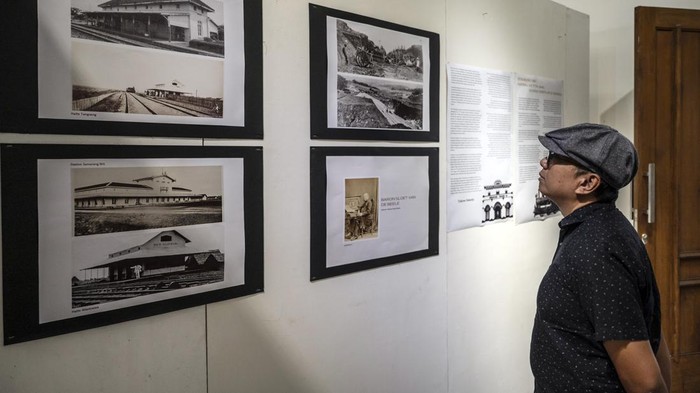 Pengunjung melihat arsip koleksi perangko dalam pameran arsip 159 tahun perjalanan kereta api pertama di Indonesia di Rumah Pohan, Semarang, Jawa Tengah, Minggu (30/8/2026). Pameran menampilkan koleksi arsip dan foto dari masa ke masa jejak sejarah perjalanan perdana kereta api pada 10 Agustus 1867 yang menghubungkan Stasiun Samarang dengan Stasiun Tanggung, Grobogan itu bertujuan untuk melestarikan sejarah dan meningkatkan kesadaran masyarakat terhadap warisan perkeretaapian Indonesia. ANTARA FOTO/Aprillio Akbar
