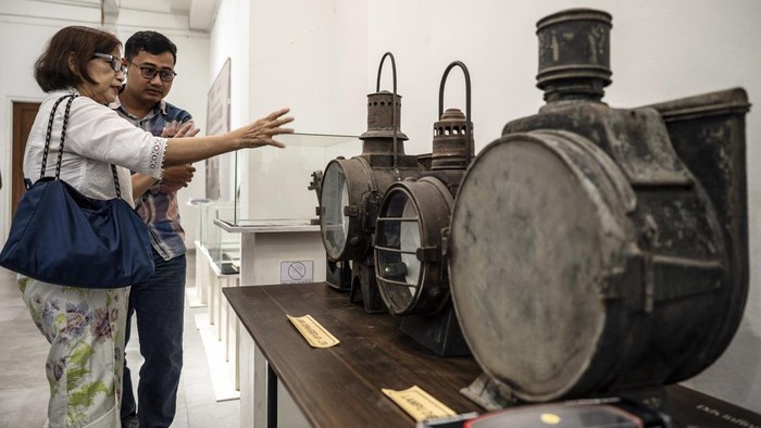 Pengunjung melihat arsip koleksi perangko dalam pameran arsip 159 tahun perjalanan kereta api pertama di Indonesia di Rumah Pohan, Semarang, Jawa Tengah, Minggu (30/8/2026). Pameran menampilkan koleksi arsip dan foto dari masa ke masa jejak sejarah perjalanan perdana kereta api pada 10 Agustus 1867 yang menghubungkan Stasiun Samarang dengan Stasiun Tanggung, Grobogan itu bertujuan untuk melestarikan sejarah dan meningkatkan kesadaran masyarakat terhadap warisan perkeretaapian Indonesia. ANTARA FOTO/Aprillio Akbar