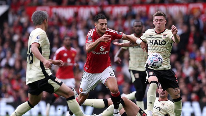 Diogo Dalot (tengah) dikawal Leif Davis (kanan) dan Daizen Maeda.