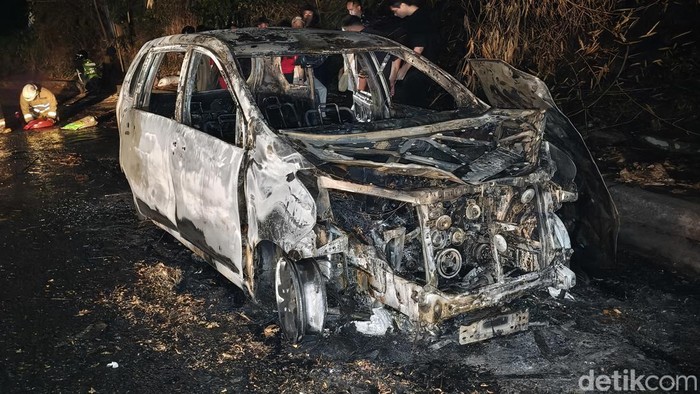 Minibus hangus terbakar di Ciumbuleuit Bandung