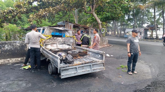 Mobil Grand Max terbakar usai tabrak pembatas jalan di Jayapura.