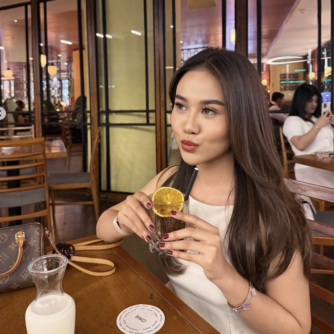 Mayang Lucyana Pamer Momen Kuliner, Ngopi di Kafe hingga Jajan di China