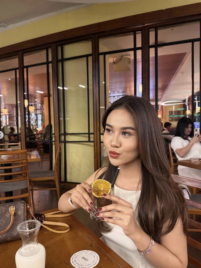 Mayang Lucyana Pamer Momen Kuliner, Ngopi di Kafe hingga Jajan di China