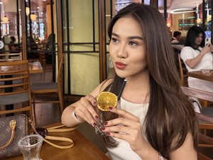 Mayang Lucyana Pamer Momen Kuliner, Ngopi di Kafe hingga Jajan di China