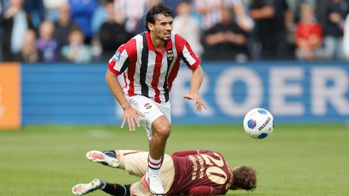 TILBURG, NETHERLANDS - AUGUST 30: Nathan Tjoe-A-On of Willem II, Jacob Trenskow of sc Heerenveen during the Dutch Eredivisie match between Willem II and SC Heerenveen at Koning Willem II Stadium on August 30, 2026 in Tilburg, Netherlands. (Photo by MTB/MB Media/Getty Images)