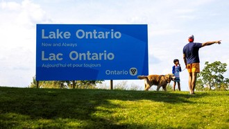 Balas Trump, Kanada Pasang Papan Nama Besar 'Danau Ontario Selamanya'
