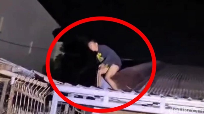 Pelaku tawuran ditangkap di atap rumah warga di Makassar.