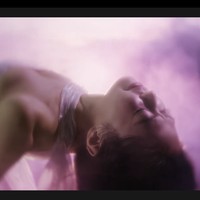 Jennie BLACKPINK menuai perdebatan usai merilis video klip terbarunya Fallen Angel. Konsep yang diusung personel grup KPop BLACKPINK itu dianggap tidak biasa dan condong ke arah illuminati. Foto: dok. YouTube JENNIE