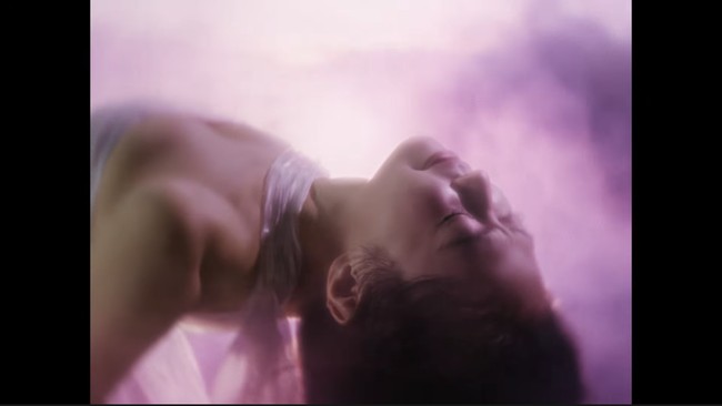Jennie BLACKPINK menuai perdebatan usai merilis video klip terbarunya Fallen Angel. Konsep yang diusung personel grup KPop BLACKPINK itu dianggap tidak biasa dan condong ke arah illuminati. Foto: dok. YouTube JENNIE