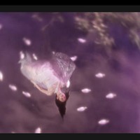 Sejumlah netizen mulai membuat teori konspirasi setelah melihat simbol mata satu di awal video klip Jennie BLACKPINK. Judul lagu Fallen Angel yang secara harfiah berarti “Malaikat Jatuh” disebut-sebut merujuk pada malaikat yang memberontak dari Tuhan. Foto: dok. YouTube JENNIE
