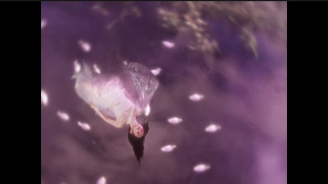 Sejumlah netizen mulai membuat teori konspirasi setelah melihat simbol mata satu di awal video klip Jennie BLACKPINK. Judul lagu Fallen Angel yang secara harfiah berarti “Malaikat Jatuh” disebut-sebut merujuk pada malaikat yang memberontak dari Tuhan. Foto: dok. YouTube JENNIE