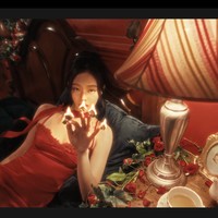 “Seperti sekte ya. Fallen Angel = Malaikat yang melawan Tuhan, salah satunya Luc*fer. Music videonya juga digambarkan seperti ini. Pas part scene ini asli gue nontonnya juga merinding🪽” tulis seorang netizen lewat cuitan di X. Foto: dok. YouTube JENNIE