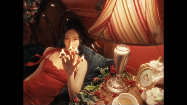 “Seperti sekte ya. Fallen Angel = Malaikat yang melawan Tuhan, salah satunya Luc*fer. Music videonya juga digambarkan seperti ini. Pas part scene ini asli gue nontonnya juga merinding🪽” tulis seorang netizen lewat cuitan di X. Foto: dok. YouTube JENNIE