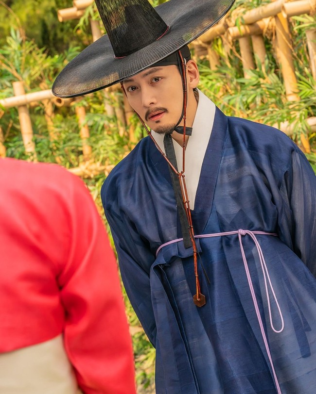 Lawan main Son Ye Jin, Ji Chang Wook diceritakan sebagai penakluk wanita terhebat di Dinasti Joseon. Karakternya Cho Won lahir dari keluarga terhormat. Ia menjalani kehidupan dengan mengejar kesenangan dan hiburan. Foto: dok. Netflix