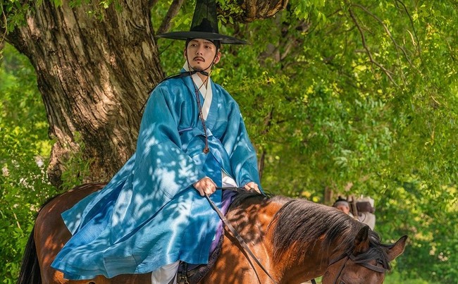 Menariknya Ji Chang Wook juga berperan sebagai sepupu Son Ye Jin. Setelah sempat kehilangan kontak, ia menerima suratnya sekaligus taruhan untuk merayu janda muda. Foto: dok. Netflix