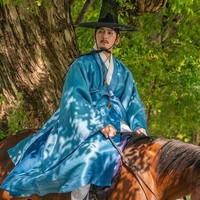 Menariknya Ji Chang Wook juga berperan sebagai sepupu Son Ye Jin. Setelah sempat kehilangan kontak, ia menerima suratnya sekaligus taruhan untuk merayu janda muda. Foto: dok. Netflix