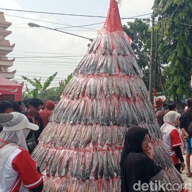 Semarak Festival Bandeng Lele Megilan di Lamongan, Warga Adu Kostum