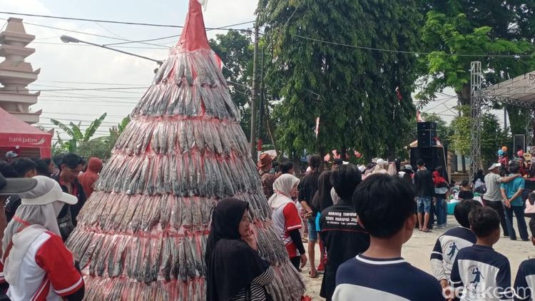 Semarak Festival Bandeng Lele Megilan di Lamongan, Warga Adu Kostum