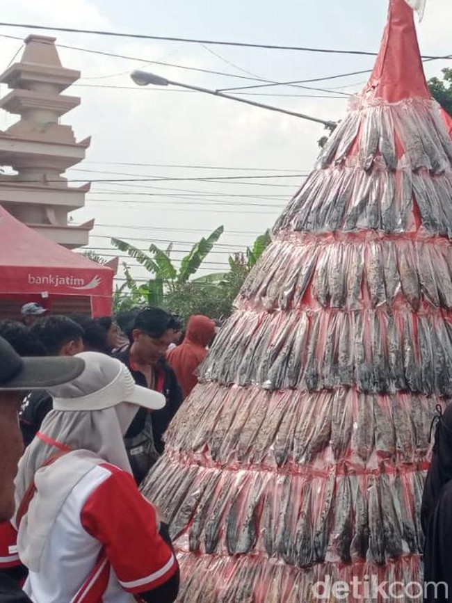 Semarak Festival Bandeng Lele Megilan di Lamongan, Warga Adu Kostum