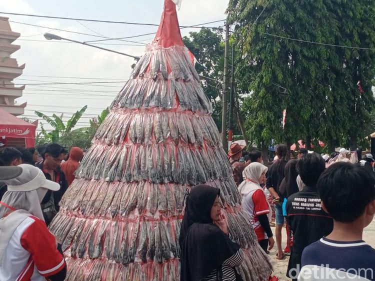 Semarak Festival Bandeng Lele Megilan di Lamongan, Warga Adu Kostum