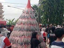 Semarak Festival Bandeng Lele Megilan di Lamongan, Warga Adu Kostum