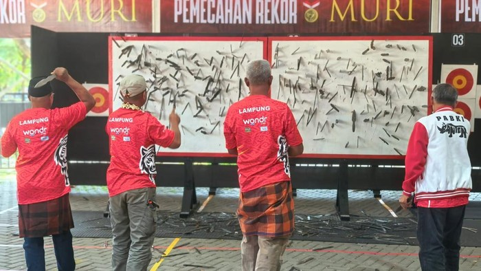 Persatuan Olahrga Akurasi Bilah dan Kapak Indonesia (PABKI) baru saja masuk buku rekor MURI, yakni 600 bilah pisau tertancap bersamaan.