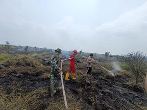 Personel Polri-TNI Guyur Karhutla Pangkalan Kerinci Via Darat dan Udara