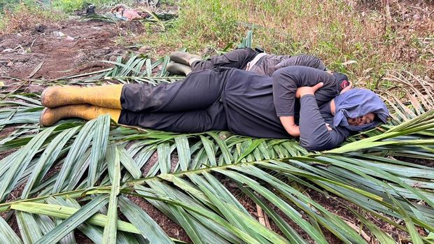 Personel Polri hingga TNI sampai bermalam demi padamkan karhutla di Inhil, Riau, Minggu (30/8/2026).