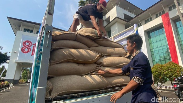 Petani kopi asal Lembang mengecek produk yang akan diekspos