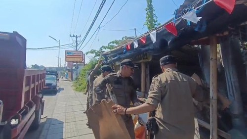 Petugas Satpol PP Badung membongkar bangunan liar di atas trotoar Jalan Teuku Umar Barat, Kelurahan Kerobokan Kelod, Kecamatan Kuta Utara, Minggu (30/8/2026). (Agus Eka/detikBali)