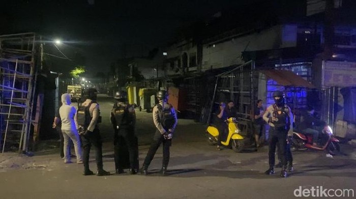 Polisi berjaga di Pasar Senggol usai saling serang geng motor dengan warga.
