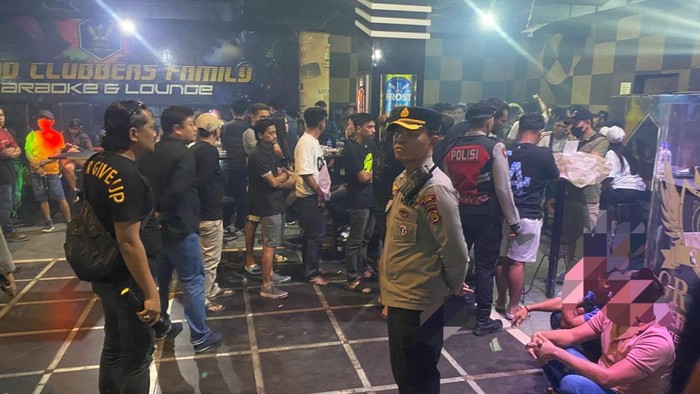 Polisi melakukan razia tempat hiburan malam di Jambi