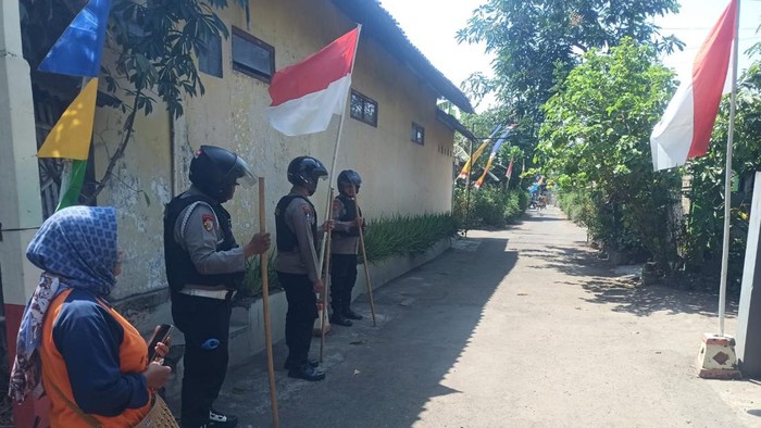 Polisi saat mengevakuasi ODGJ mengambuk di Prambanan, Klaten, Minggu (30/8/2026).
