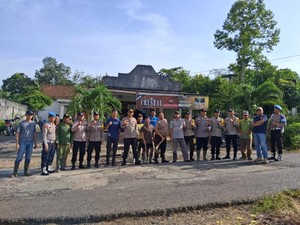 Gerakan Belida Asri, Polres OKU Perbaiki Jalan Berlubang Bersama Warga