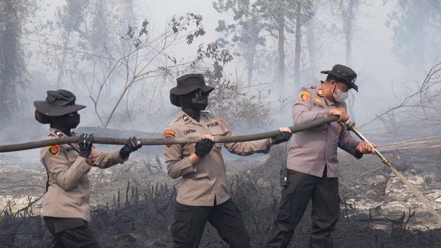 Polwan Polda Riau turun membantu pemadaman karhutla di Pelalawan Polwan Polda Riau turun membantu pemadaman karhutla di Pelalawan, Minggu (30/8/2026).