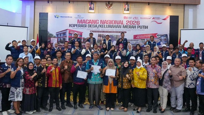 Para peserta program magang pengurus KDKMP dari 31 provinsi berfoto bersama setelah mengikuti rangkaian kegiatan di Lamongan.