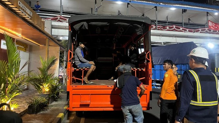Proses evakuasi KMP Perkasa Prima 5 yang mati mesin di Selat Bali