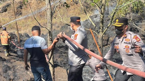 Proses pemadaman api di hutan Gunung Batur, Kintamani, Bangli, Bali, Minggu (30/8/2026). (Foto: Dok. Polres Bangli)