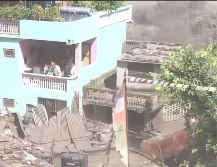 Rumah hijau masih berdiri kokoh meski dihantam banjir bandang di Nepal. Rumah hijau masih berdiri kokoh meski dihantam banjir bandang di Nepal.