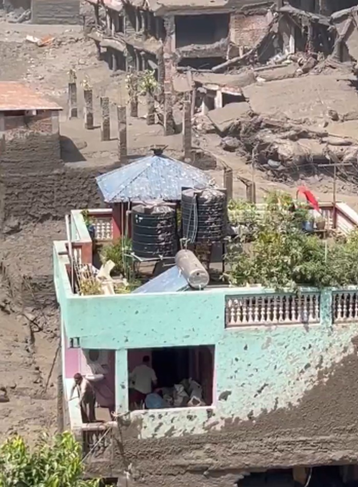 Rumah hijau yang masih berdiri kokoh usai dihantam banjir bandang di Nepal. Rumah hijau yang masih berdiri kokoh usai dihantam banjir bandang di Nepal.