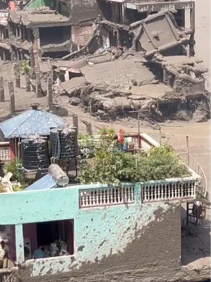 Rumah hijau yang masih berdiri kokoh usai dihantam banjir bandang di Nepal. Rumah hijau yang masih berdiri kokoh usai dihantam banjir bandang di Nepal.